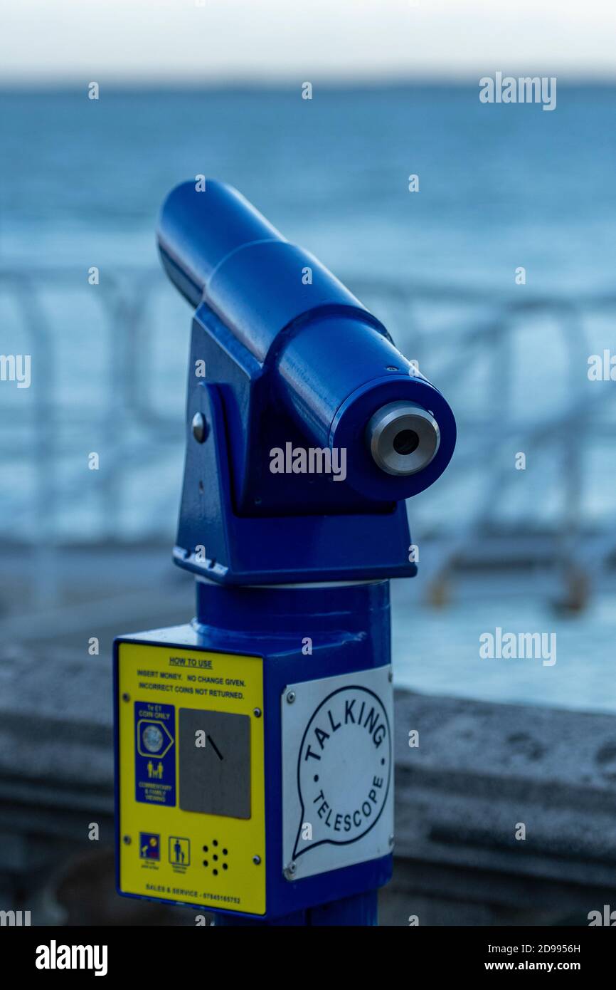 un spectateur côtier binoculaire ou téléscope à pièces de vue en bord de mer. Banque D'Images