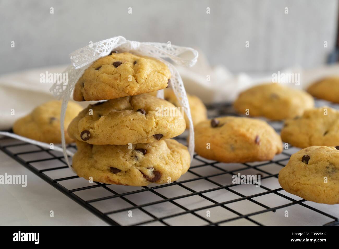 Pile de biscuits aux pépites de chocolat faits maison sur fond blanc. Produits de boulangerie. Banque D'Images