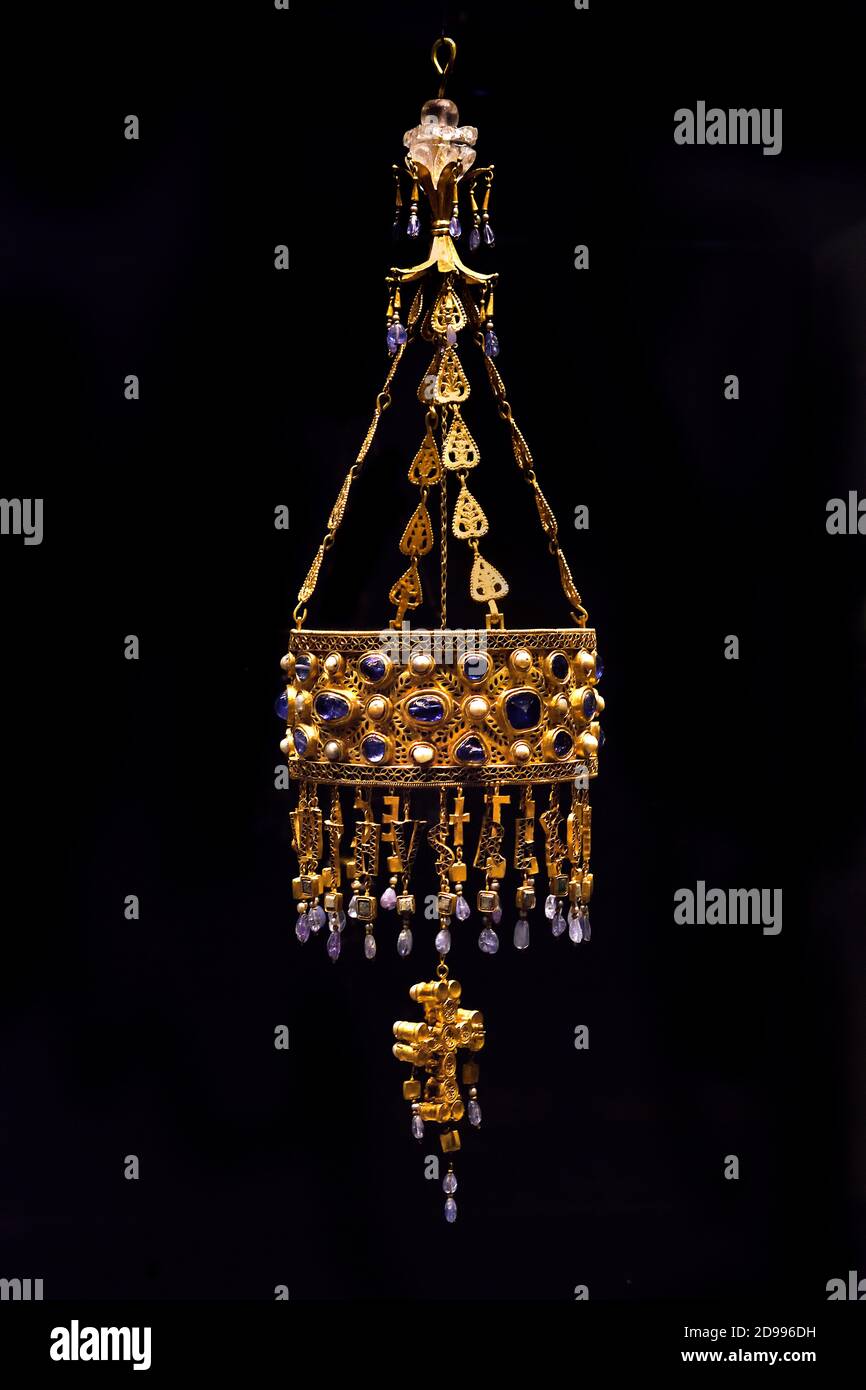 Couronne votive de Recceswith ( par les Rois des Visigoths au septième siècle en Hispania ) comme trouvé dans le Trésor de Guarrazar, Espagne. Règne 649 – 672 AD ( le Trésor de Guarrazar, Guadamur, province de Tolède, Castille-la Manche, Espagne, Est une trouvaille archéologique composée de vingt-six couronnes votives et croix d'or qui avaient été offertes à l'origine à l'église catholique romaine par les Rois des Visigoths au septième siècle en Hispanie, comme un geste de l'orthodoxie de leur foi et de leur soumission à la hiérarchie ecclésiastique. Banque D'Images