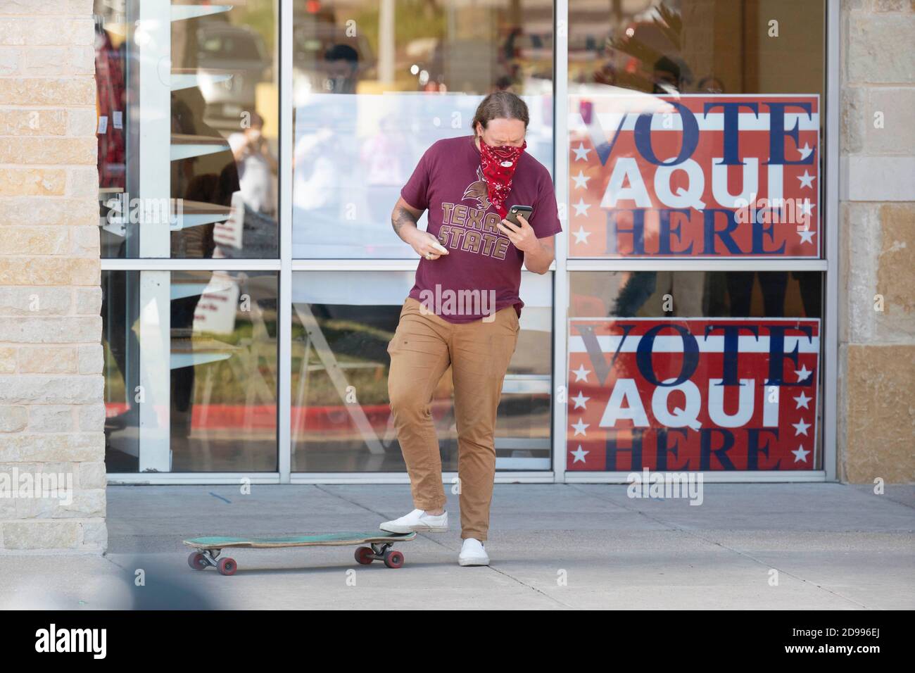 L'électeur du comté de Travis, Floyd Bauler, quitte son skateboard après avoir voté au centre commercial de Southpark Meadows, à l'extrême sud d'Austin, lors de l'élection générale très attendue de 2020. Les électeurs vont choisir un président des États-Unis et finaliser des dizaines de courses cruciales aux bulletins de vote. Crédit : Bob Daemmrich/Alay Live News Banque D'Images