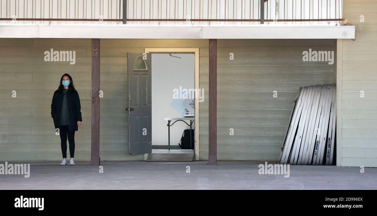 Un secrétaire aux élections du comté de Travis attend que les électeurs votent au bureau de vote de la salle de bal Monarca, à l'extrême sud d'Austin, lors de l'élection générale très attendue de 2020. Les électeurs vont choisir un président des États-Unis et finaliser des dizaines de courses cruciales aux bulletins de vote. Crédit : Bob Daemmrich/Alay Live News Banque D'Images