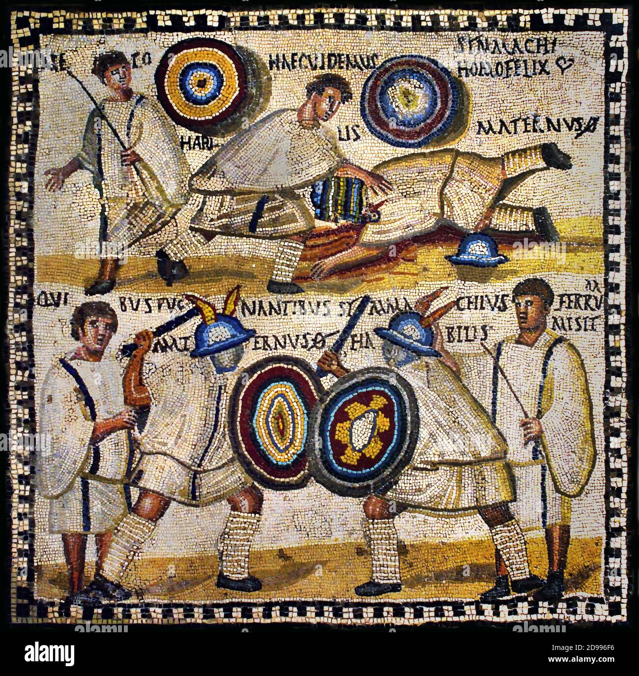 Combat gladiateur représenté dans la mosaïque romaine du 3ème siècle après J.-C. selon l'inscription latine, le murmillo (gladiateur armé romain) Symmachus lutte contre le murmillo Maternus, acclamé par les lanistae (instructeurs gladiateurs) Musée national d'archéologie Espagne. Banque D'Images