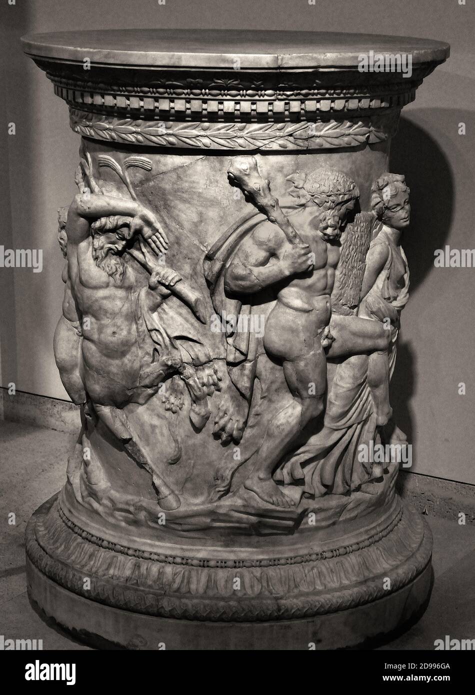 Pierre d'autel dédiée à Bacchus Marble 1er siècle Rome romaine (Musée archéologique national, Espagne,) le relief montre Bacchus avec Hercules, Silenus et le centaur Chiron Banque D'Images