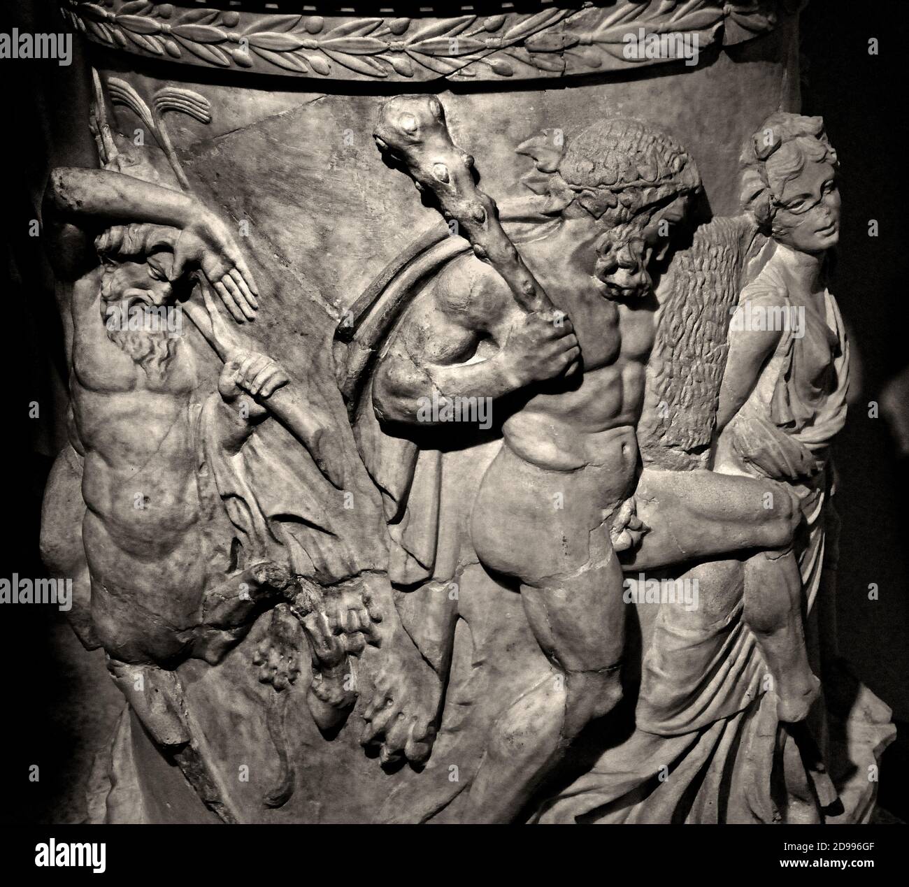 Pierre d'autel dédiée à Bacchus Marble 1er siècle Rome romaine (Musée archéologique national, Espagne,) le relief montre Bacchus avec Hercules, Silenus et le centaur Chiron Banque D'Images