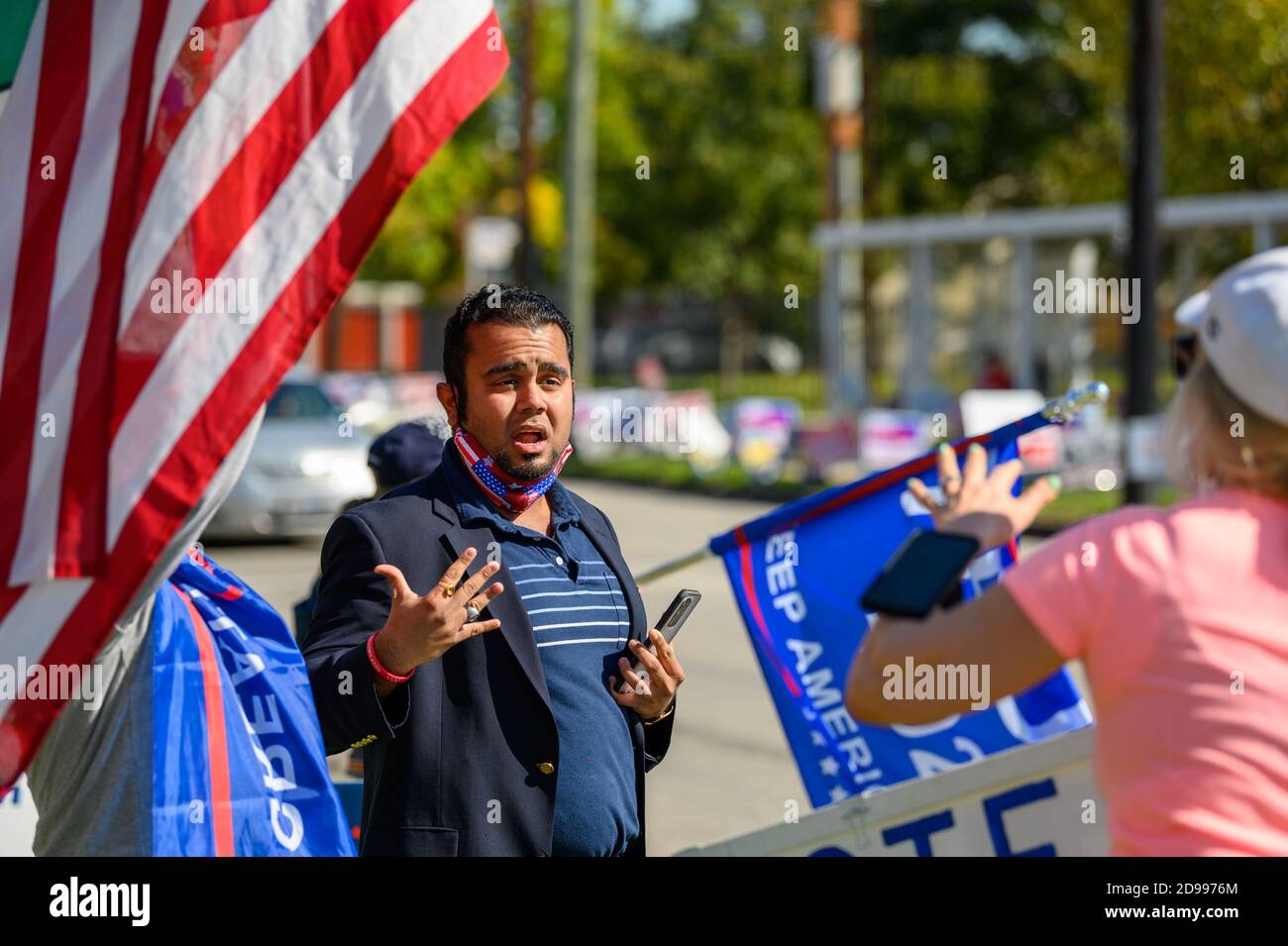 Houston, Texas, États-Unis. 3 novembre 2020. Un partisan de Donald Trump affronte un volontaire tenant des panneaux anti-Trump à l'extérieur du bureau de vote du comté de Harris, Houston, Texas, États-Unis. Credit: Michelmond/Alamy Live News. Banque D'Images