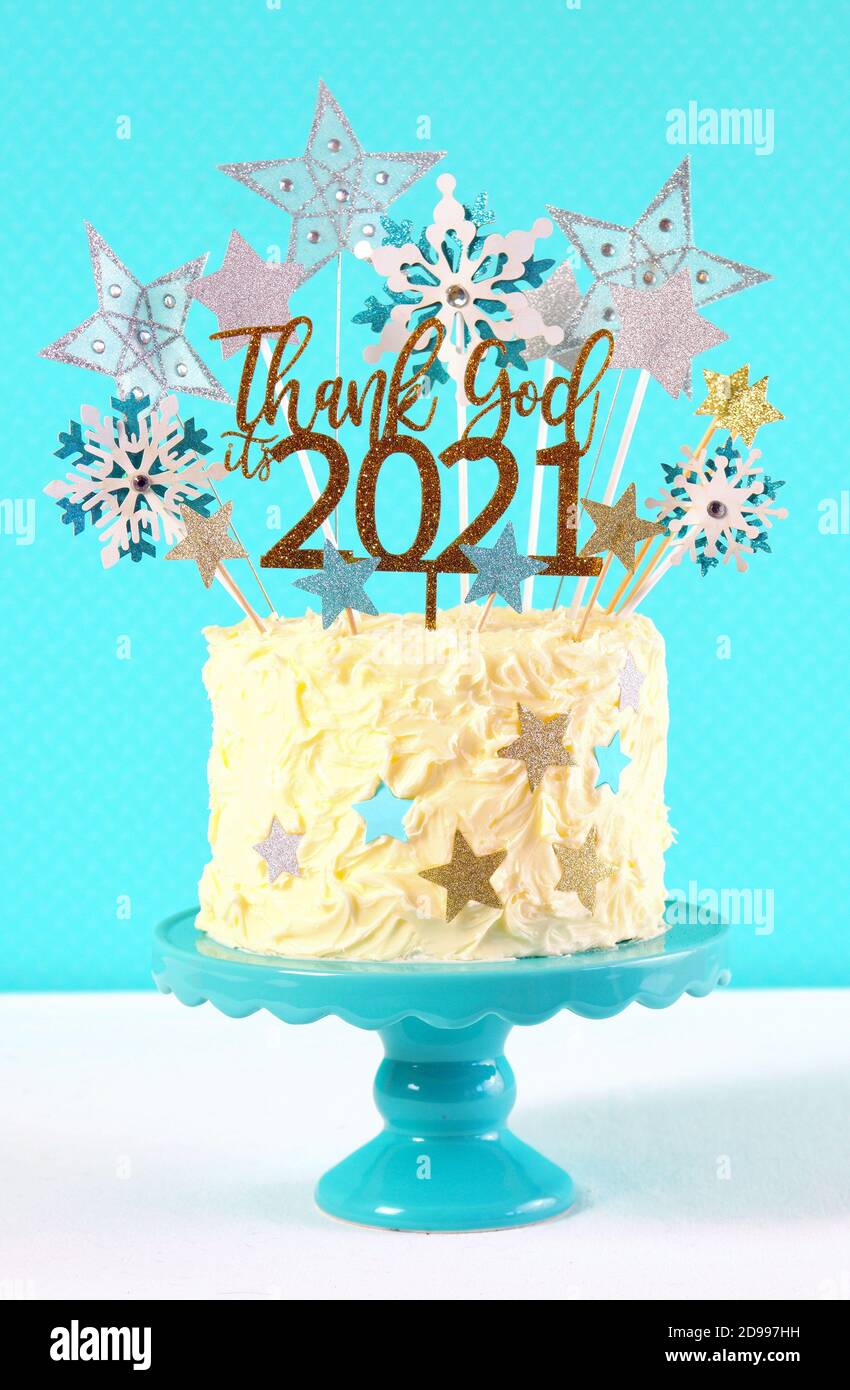 Gateau De Fete De La Saint Sylvestre Sur Un Support A Gateau Au Theme Bleu Blanc Et Or Decore Avec Des Etoiles Et Humoristique Merci Dieu C Est 21 Topper D Photo Stock Gateau De Fete De La Saint Sylvestre Sur Un Support A Gateau Au Theme Bleu Blanc Et Or Decore Avec Des Etoiles Et Humoristique Merci Dieu C Est 21 Topper D Photo Stock