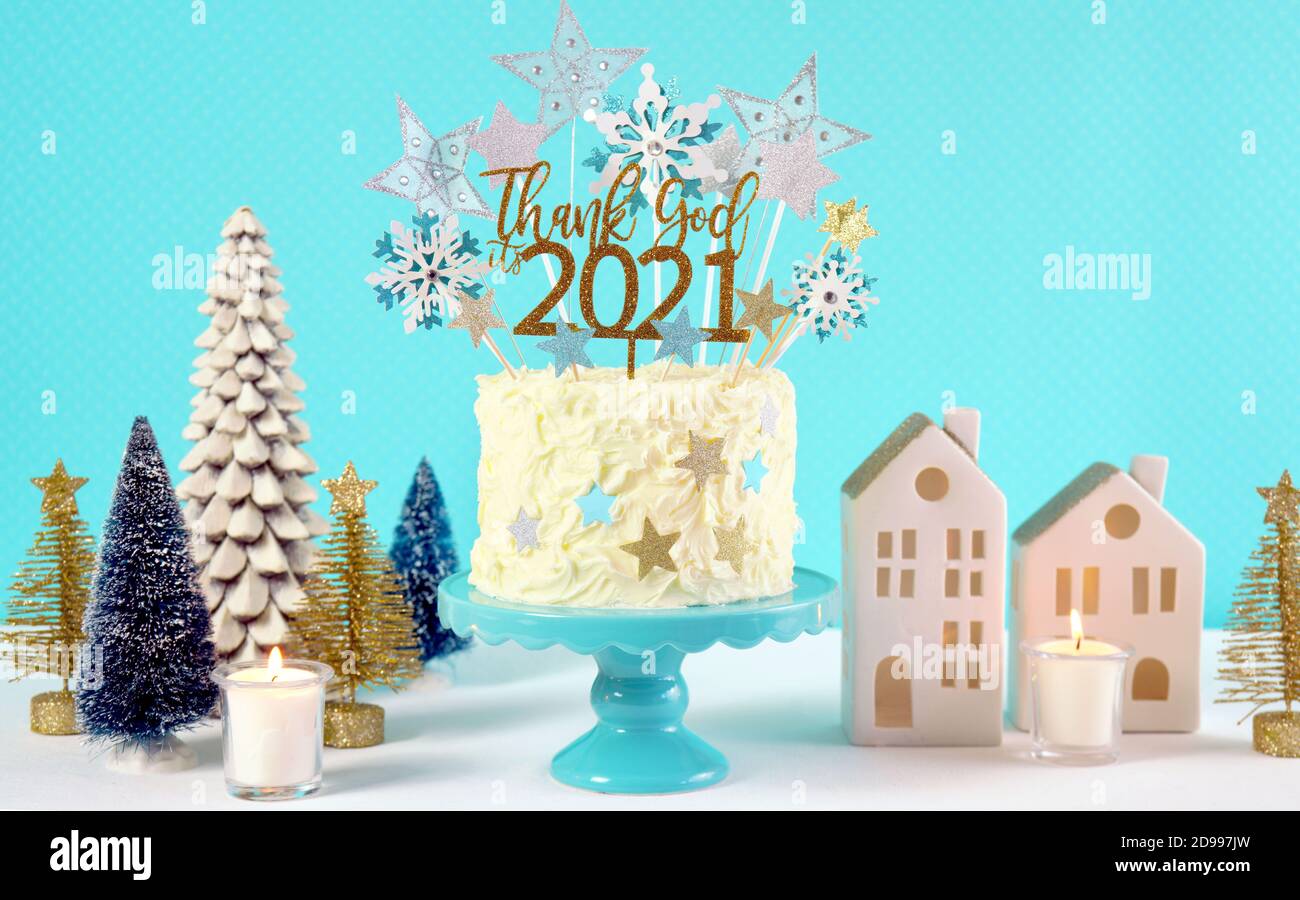 Gateau De Fete De La Saint Sylvestre Sur Un Support A Gateau Au Theme Bleu Blanc Et Or Decore Avec Des Etoiles Et Humoristique Merci Dieu C Est 21 Topper D Photo Stock