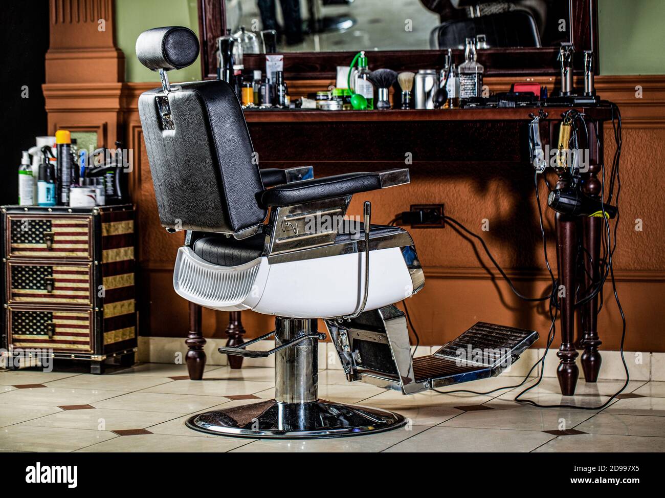 Chaise de salon de coiffure. Fauteuil de barbershop, coiffeur et salon de  coiffure modernes, salon de coiffure pour hommes. Élégant fauteuil de  coiffure vintage. Coiffeur professionnel Photo Stock - Alamy