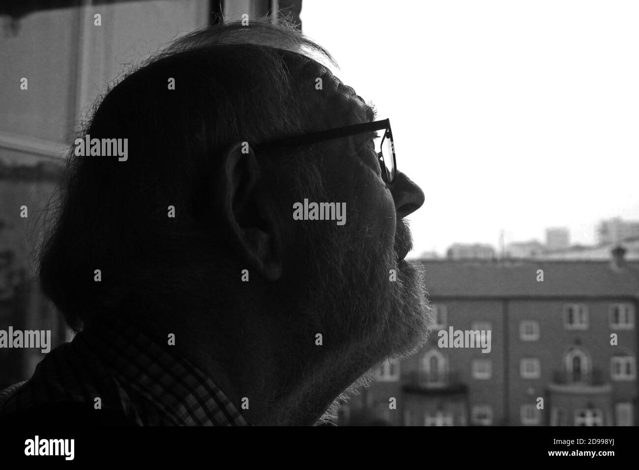 homme âgé qui regarde le ciel Banque D'Images