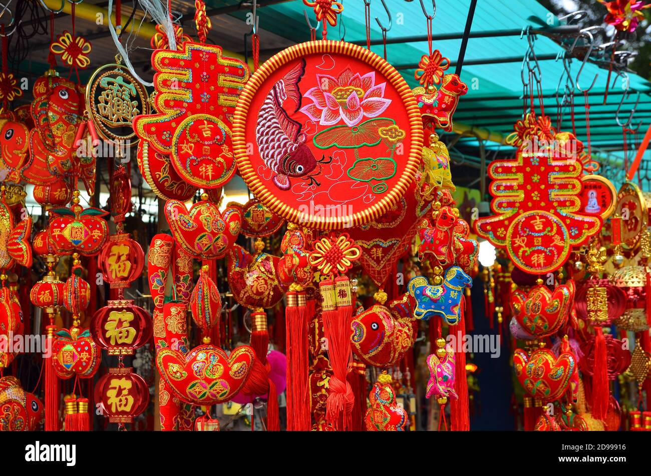 Hong Kong-5 février 2019 : On voit des gens choisir les décorations du nouvel an chinois aux stands à l'extérieur du Temple Wong Tai Sin le premier jour de CH Banque D'Images
