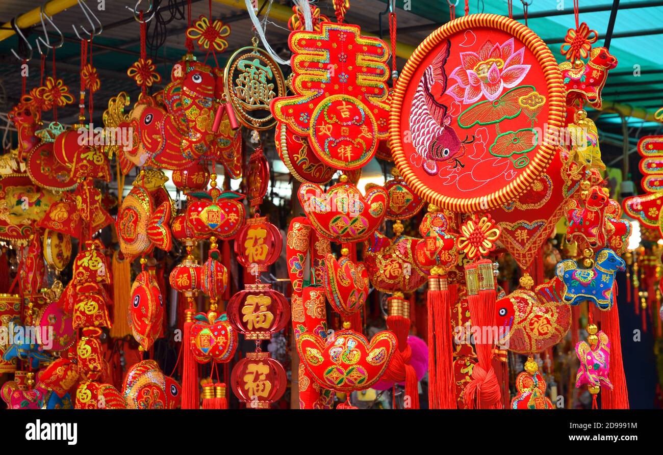 Hong Kong-5 février 2019 : On voit des gens choisir les décorations du nouvel an chinois aux stands à l'extérieur du Temple Wong Tai Sin le premier jour de CH Banque D'Images