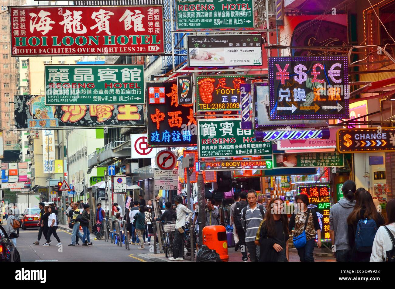 HONG KONG, CHINE - MARS 13: Les gens voyagent dans la rue commerçante de Hong Kong Banque D'Images