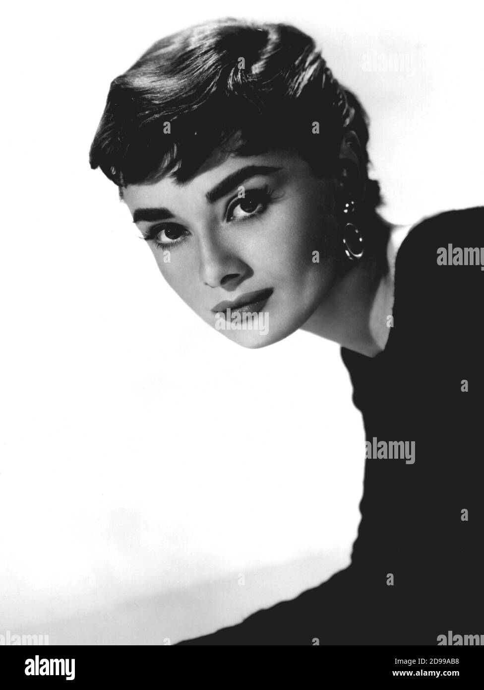 1954 :L'actrice AUDREY HEPBURN de SABRINA par Billy Wilder - COMÉDIE -  gioiello - gioielli - bijou - bijoux - bijoux - orecchino - orecchini -  gouttes d'oreille - boucles d'oreilles -