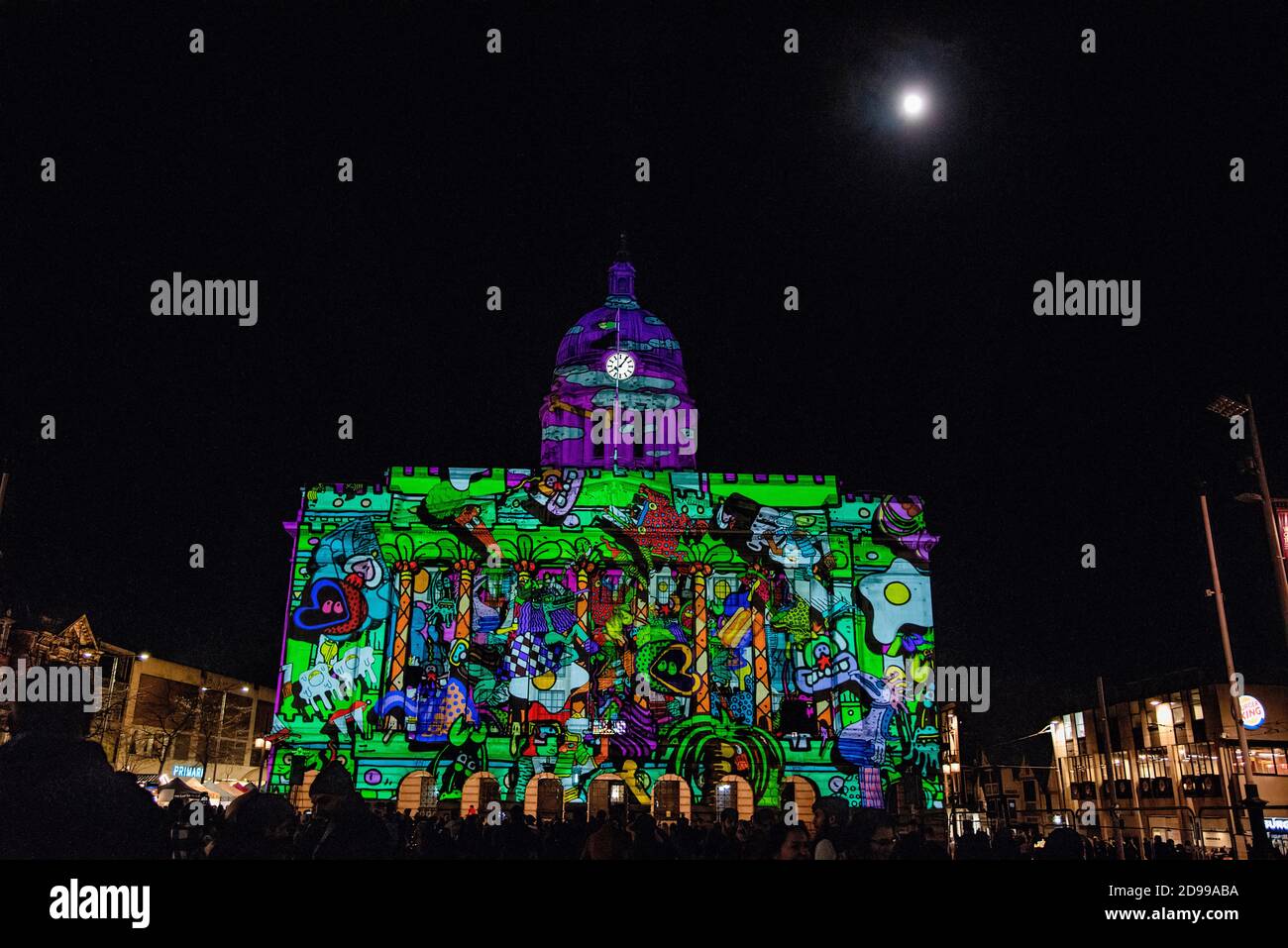 Nottigham, Royaume-Uni - Fév 2020 : la mairie de Nottingham est illuminée avec éclat dans le cadre du festival annuel de la lumière Banque D'Images