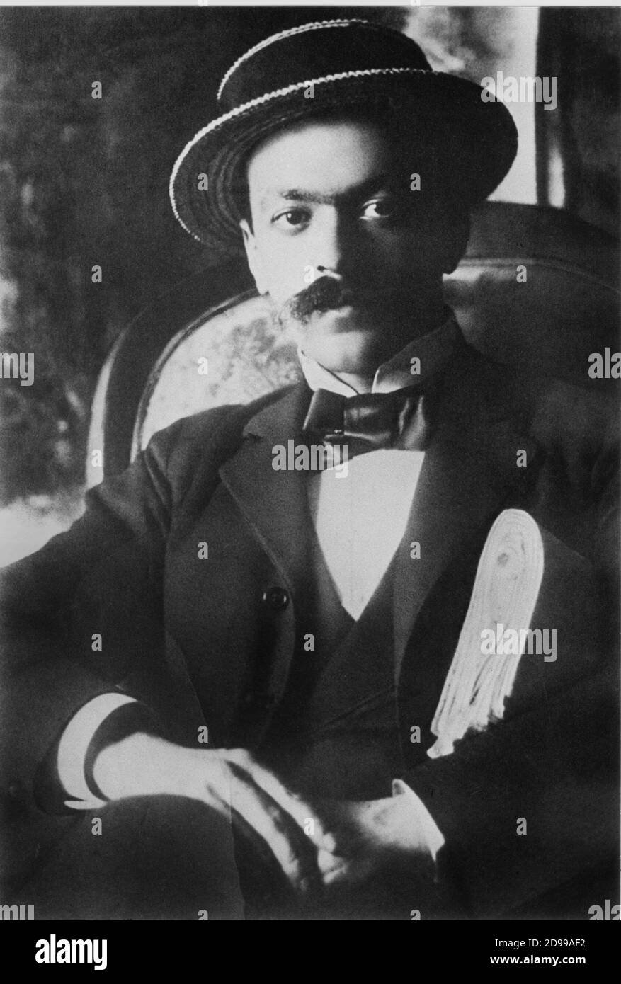 1912 , ITALIE: Italo SVEVO ( 1861 - 1928 ) , pseudonyme d'Ettore Schmitz ,  célèbre écrivain italien - LETTERATURA - LITTÉRATURE - baffi - moustache -  Paglietta - chapeau - cappello - papillon - cravate - cravatta- BELLE EPOQUE  ---- Archivio GBB Photo ...