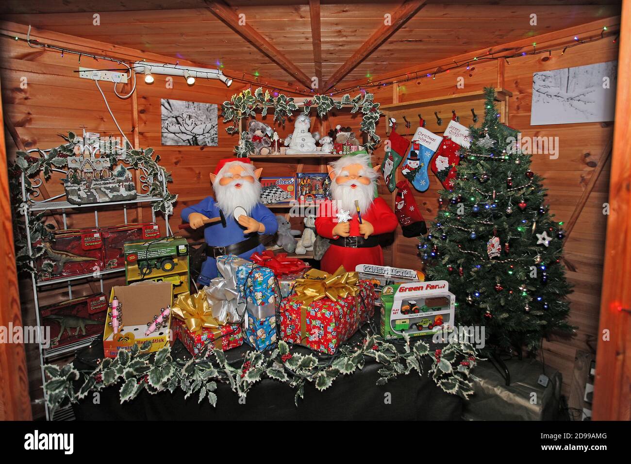 Scène d'atelier du Père Noël, avec deux elfes faisant des jouets et des cadeaux d'emballage pour tous les enfants. ©PRWPhotography Banque D'Images