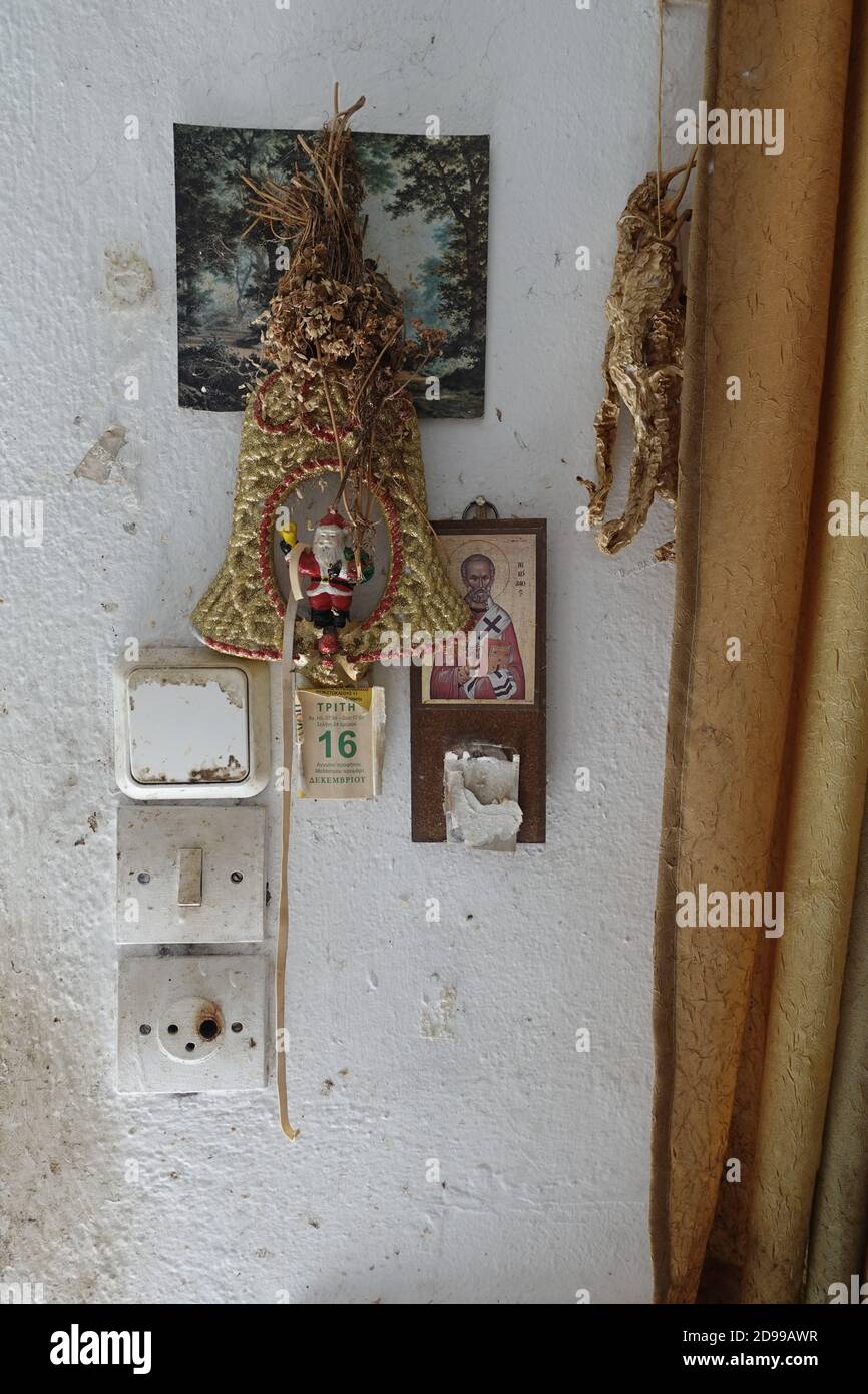 Athènes, Grèce - 12 septembre 2020 : encore la vie dans une maison abandonnée. Décorations de Noël sale lumière interrupteurs vieux calendrier poussiéreux rideaux herbes séchées a Banque D'Images