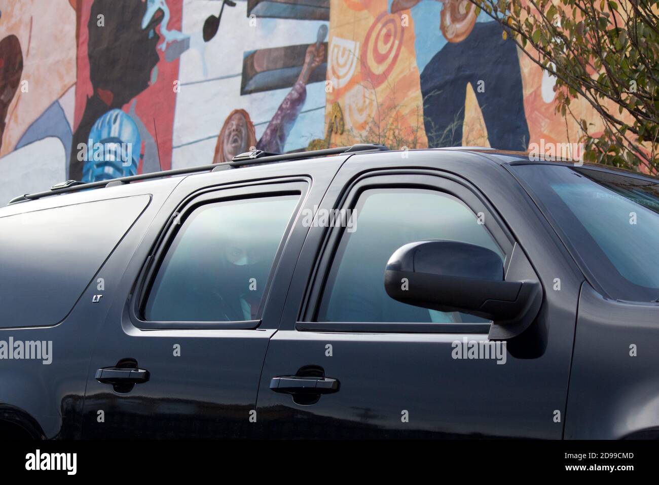 Philadelphie, PA, États-Unis - 3 novembre 2020 : JOE Biden, le candidat présidentiel démocrate DES ÉTATS-UNIS, fait des vagues de la limousine lors d'un arrêt de campagne le jour de l'élection. Banque D'Images