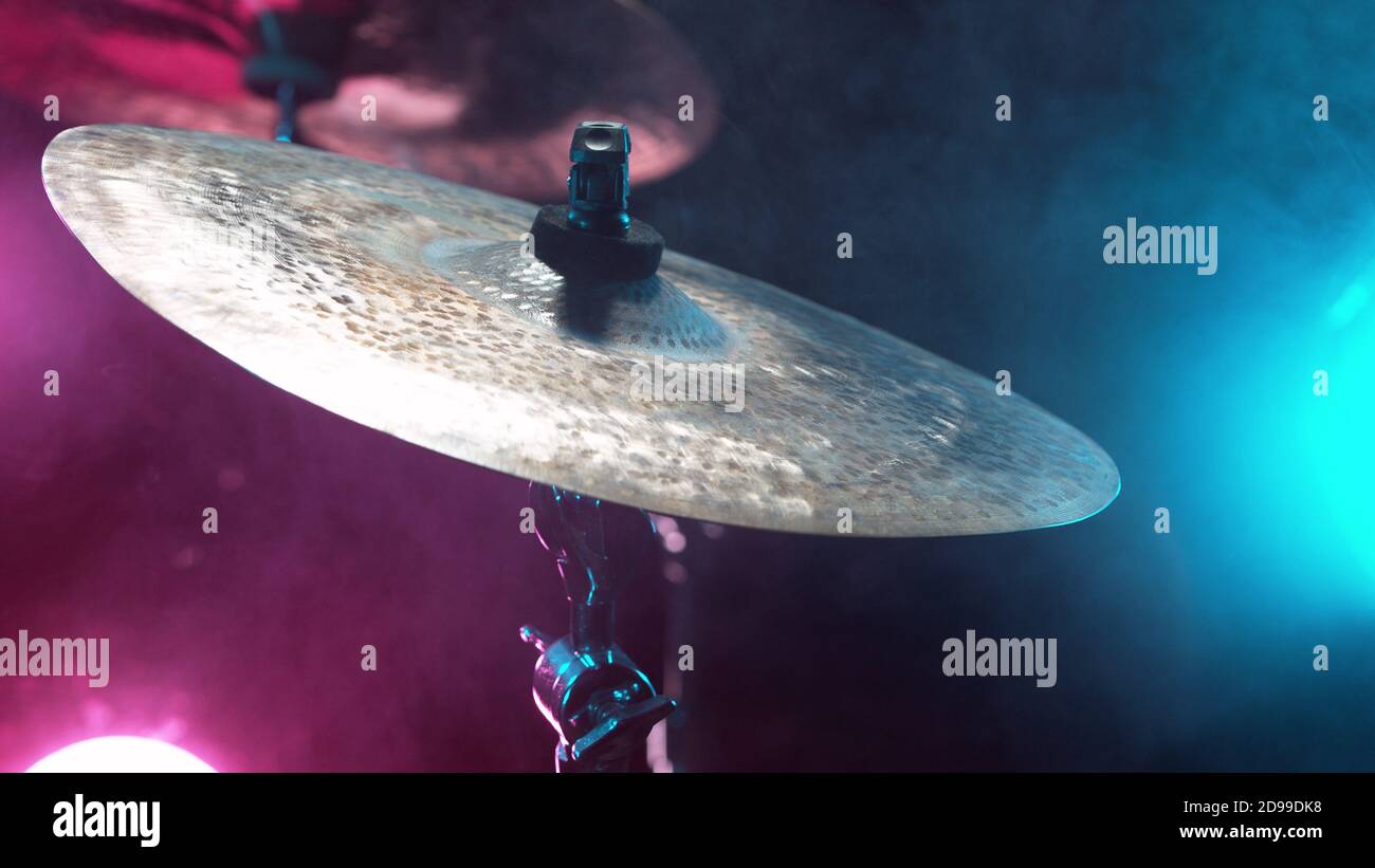 Détail cymbale avec lumières fluo Banque D'Images
