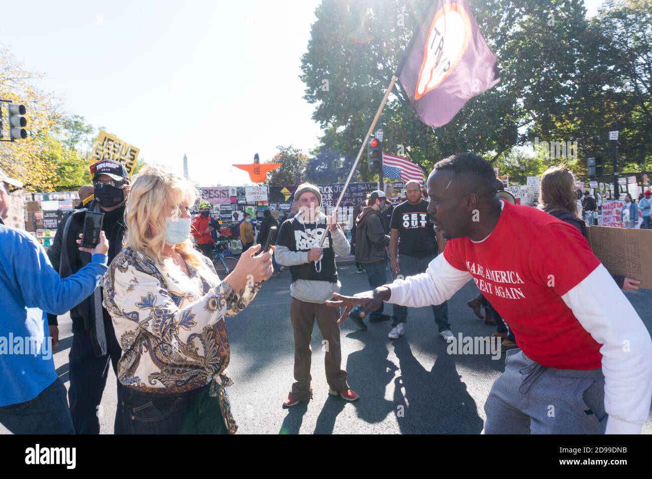 Washington DC, États-Unis. 03ème novembre 2020. Kehinde Ogun portant le maillot « MAGA » en soutien au président Trump le jour des élections le 3 novembre 2020. Crédit: Albert Halim/Alay Live News crédit: albert halim/Alay Live News Banque D'Images