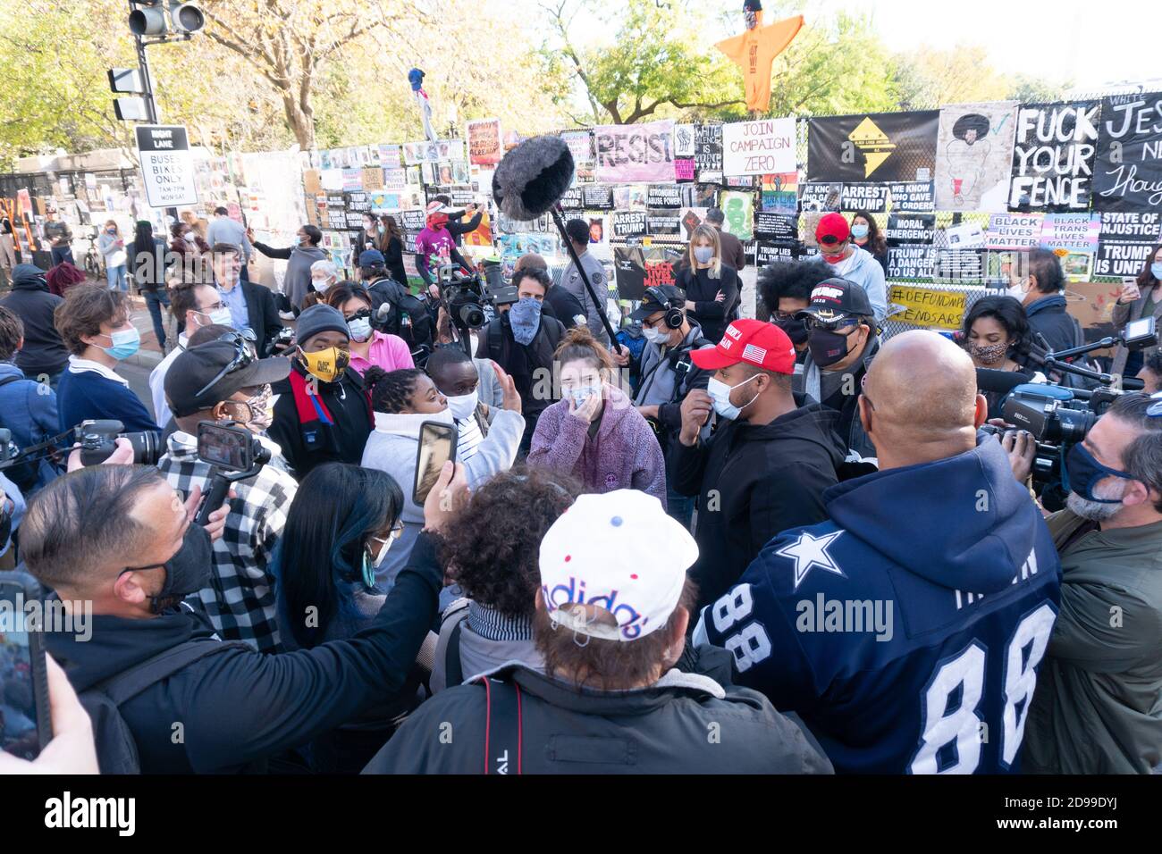 Washington DC, États-Unis. 03ème novembre 2020. Le soutien de Trump à Lafayette Square à Washington DC débat sur les partisans de Biden pendant le jour des élections de 2020. Crédit: Albert Halim/Alay Live News crédit: albert halim/Alay Live News Banque D'Images