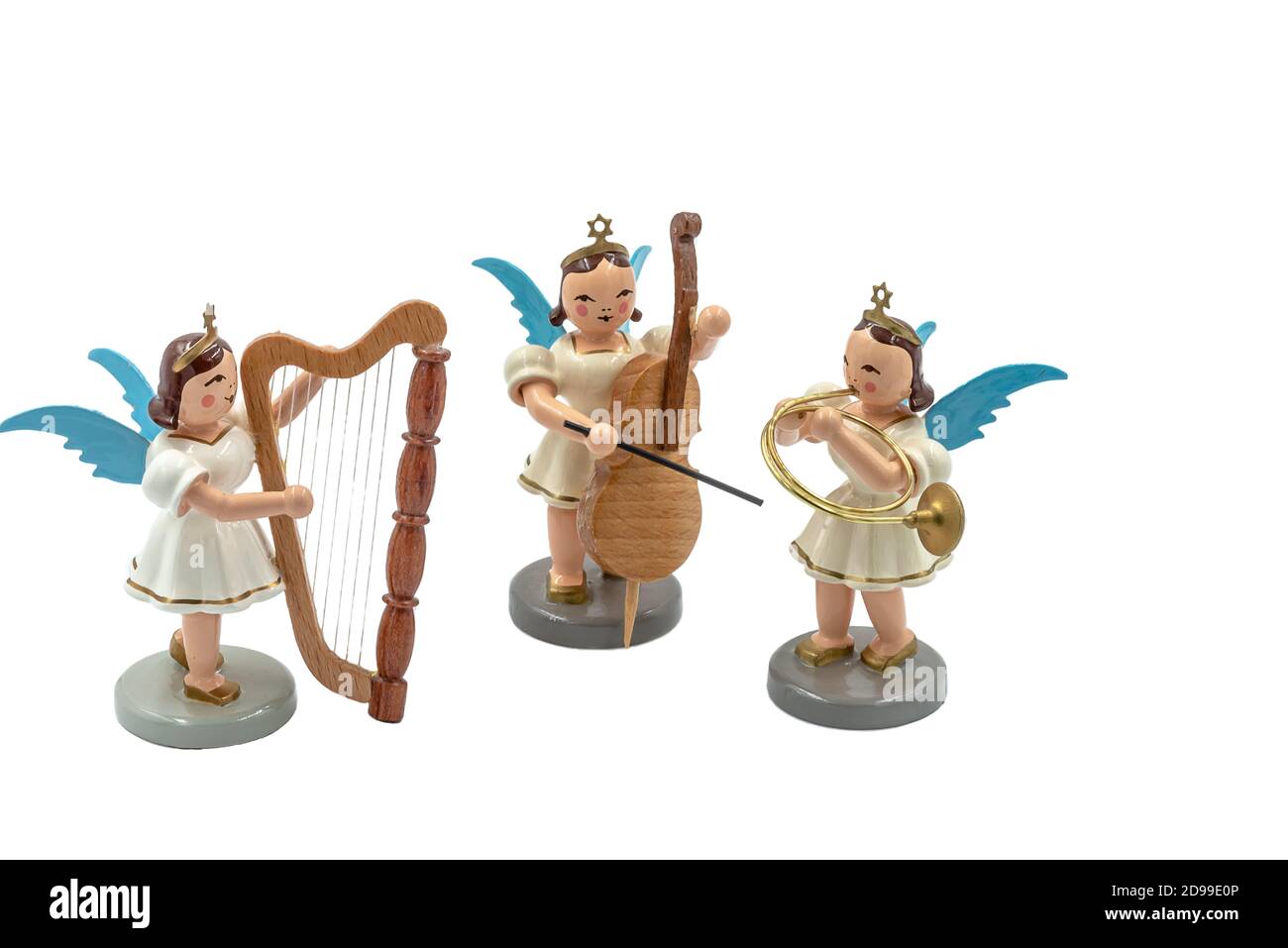 Gros plan d'un groupe de Noël allemand original en bois sculpté à la main Angel figurines avec des instruments de musique comme orchestre sur un blanc arrière-plan Banque D'Images