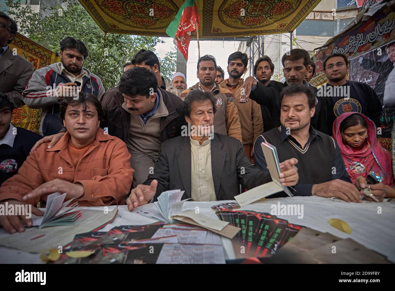 Rawalpindi, Pakistan, décembre 2008. Imran Khan, le 22e Premier ministre du Pakistan et le président du Pakistan Tehreek-e-Insaf (PTI) à un elec Banque D'Images