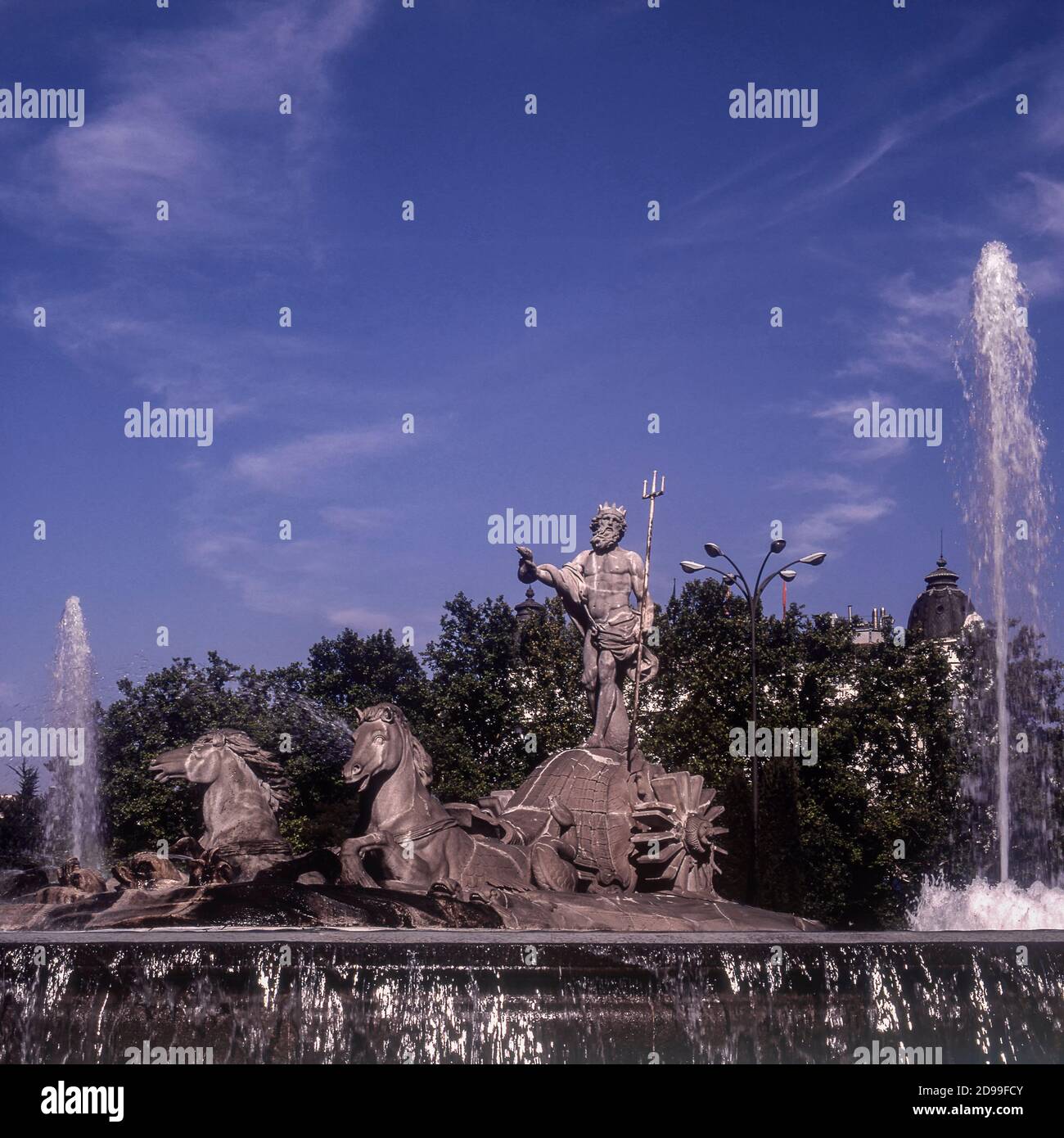 Fontaine de Neptune de style néoclassique sur la Plaza de Cánovas del Castillo, dans la ville espagnole de Madrid. Monumental XVIIIe siècle, Espagne, Europe Banque D'Images