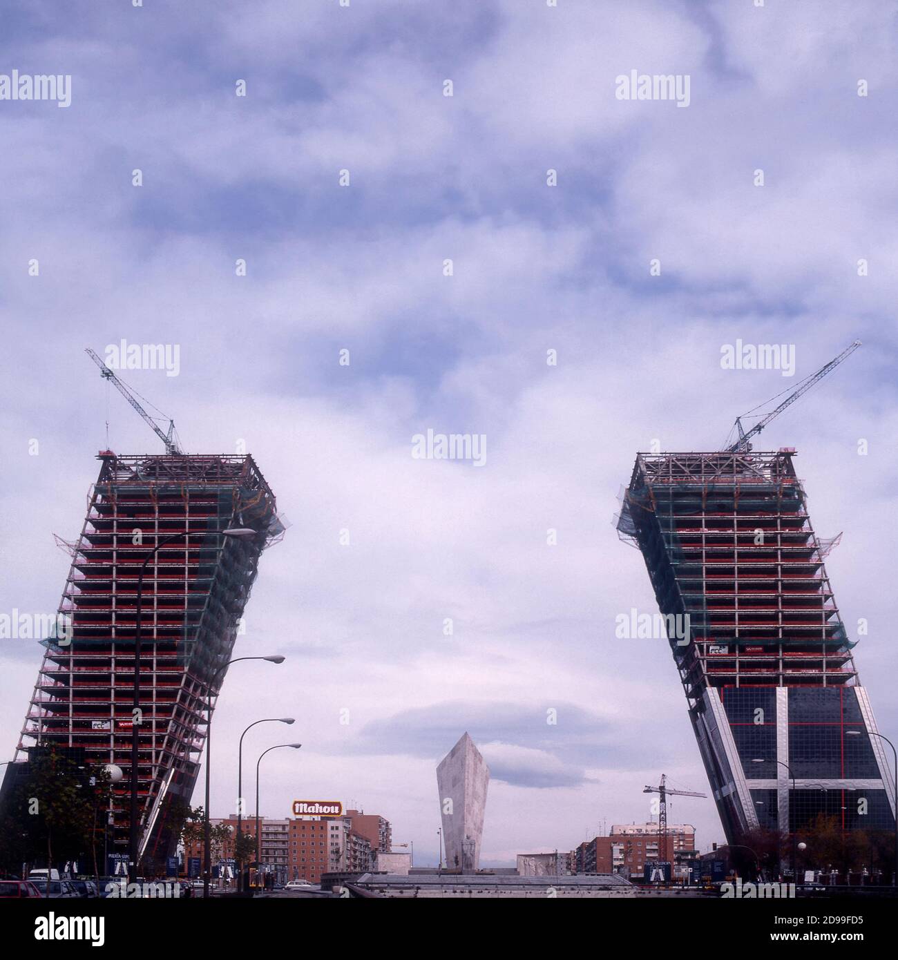 Puerta de Europa, deux gratte-ciel en pente à Madrid, Plaza de Castilla. Connu sous le nom de Torres KIO, Espagne, Europe Banque D'Images