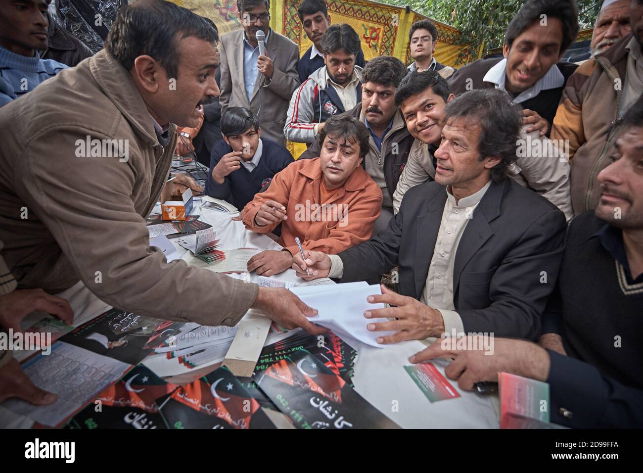 Rawalpindi, Pakistan, décembre 2008. Imran Khan, le 22e Premier ministre du Pakistan et le président du Pakistan Tehreek-e-Insaf (PTI) à un elec Banque D'Images
