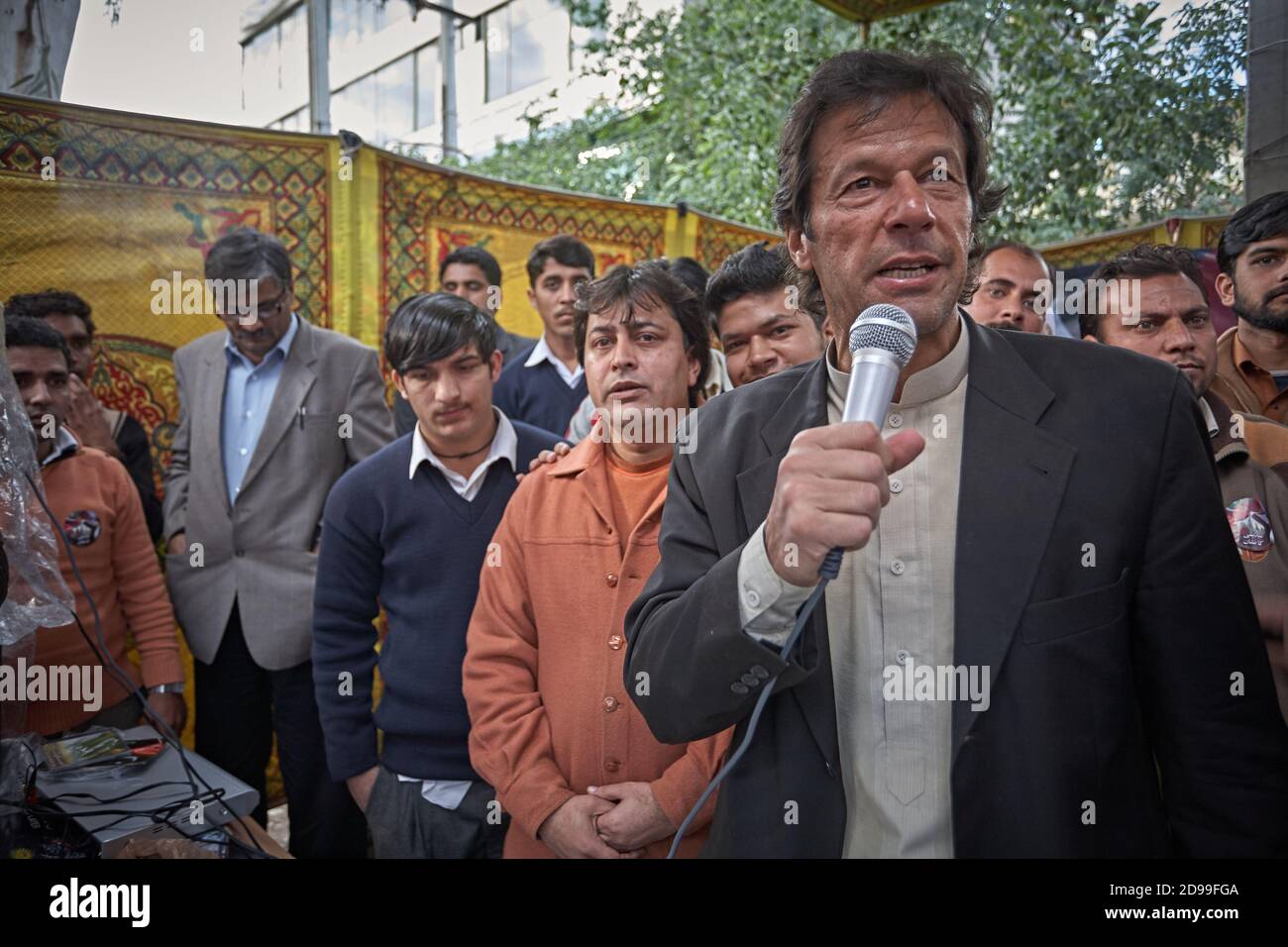 Rawalpindi, Pakistan, décembre 2008. Imran Khan, le 22e Premier ministre du Pakistan et le président du Pakistan Tehreek-e-Insaf (PTI) à un elec Banque D'Images
