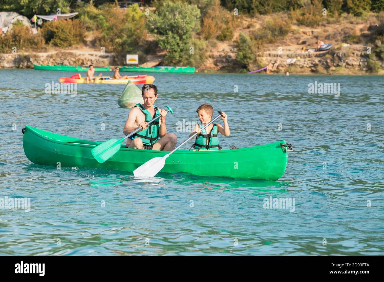 Canoë en famille, lac Esparron de Verdon, Esparron de Verdon, Alpes de haute Provence, Provence, France, Europe, Banque D'Images