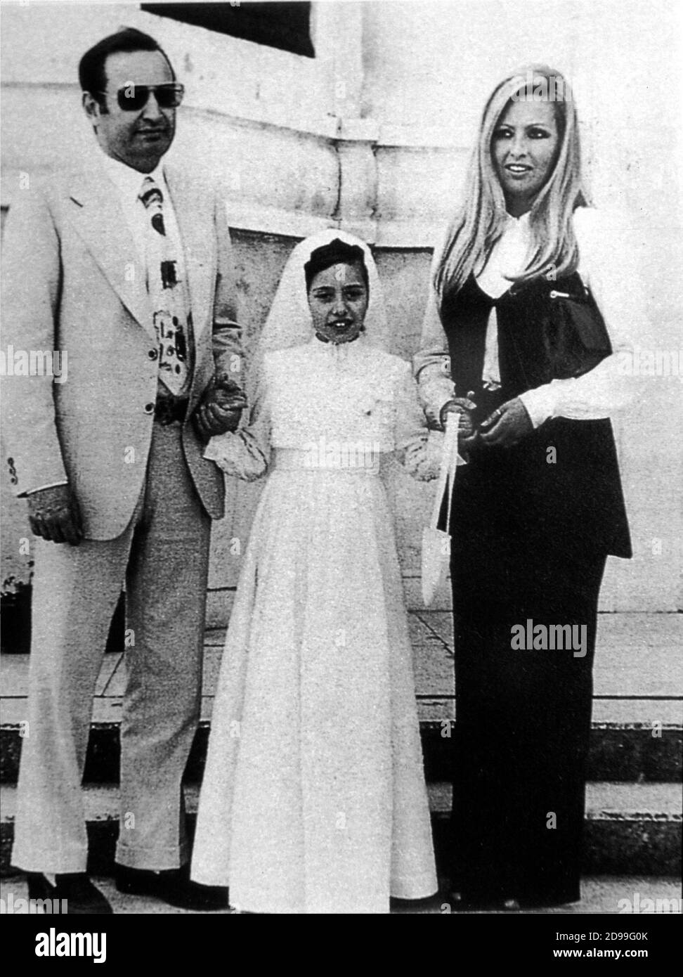 1970 , Rome , Italie : le politicien futuriste ALESSANDRA MUSSOLINI ( né en 1963 ) à 8 ans avec le père ROMANO ( fils du dictateur fasciste italien BENITO MUSSOLINI ) et la mère MARIA SCICOLONE ( sœur de la célèbre actrice SOPHIA LOREN ) , Le jour de la première communion - ENFANT PERSONNALITÉ - POLITHO - Personalità da BAMBINI --- Archivio GBB Banque D'Images