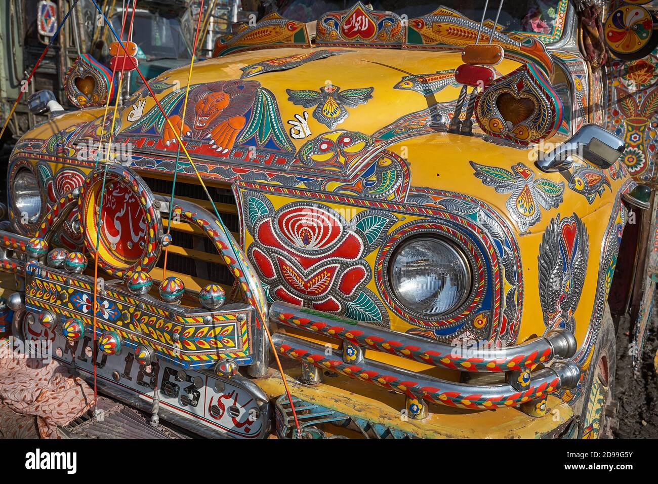 Rawalpindi, Pakistan, décembre 2008. Détail d'un camion de transport à la décoration typique. Banque D'Images