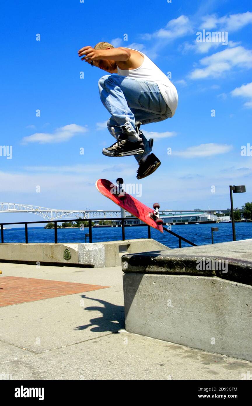 Skateboarder exécutant des tours sur son skate board Banque D'Images