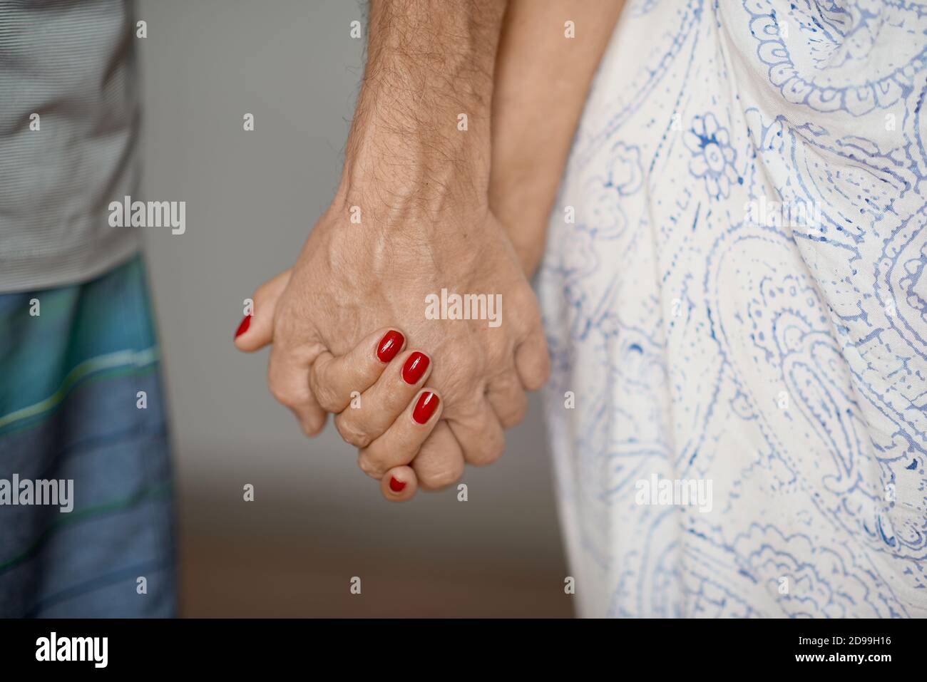 Photo courte d'un couple senior tenant les mains Banque D'Images