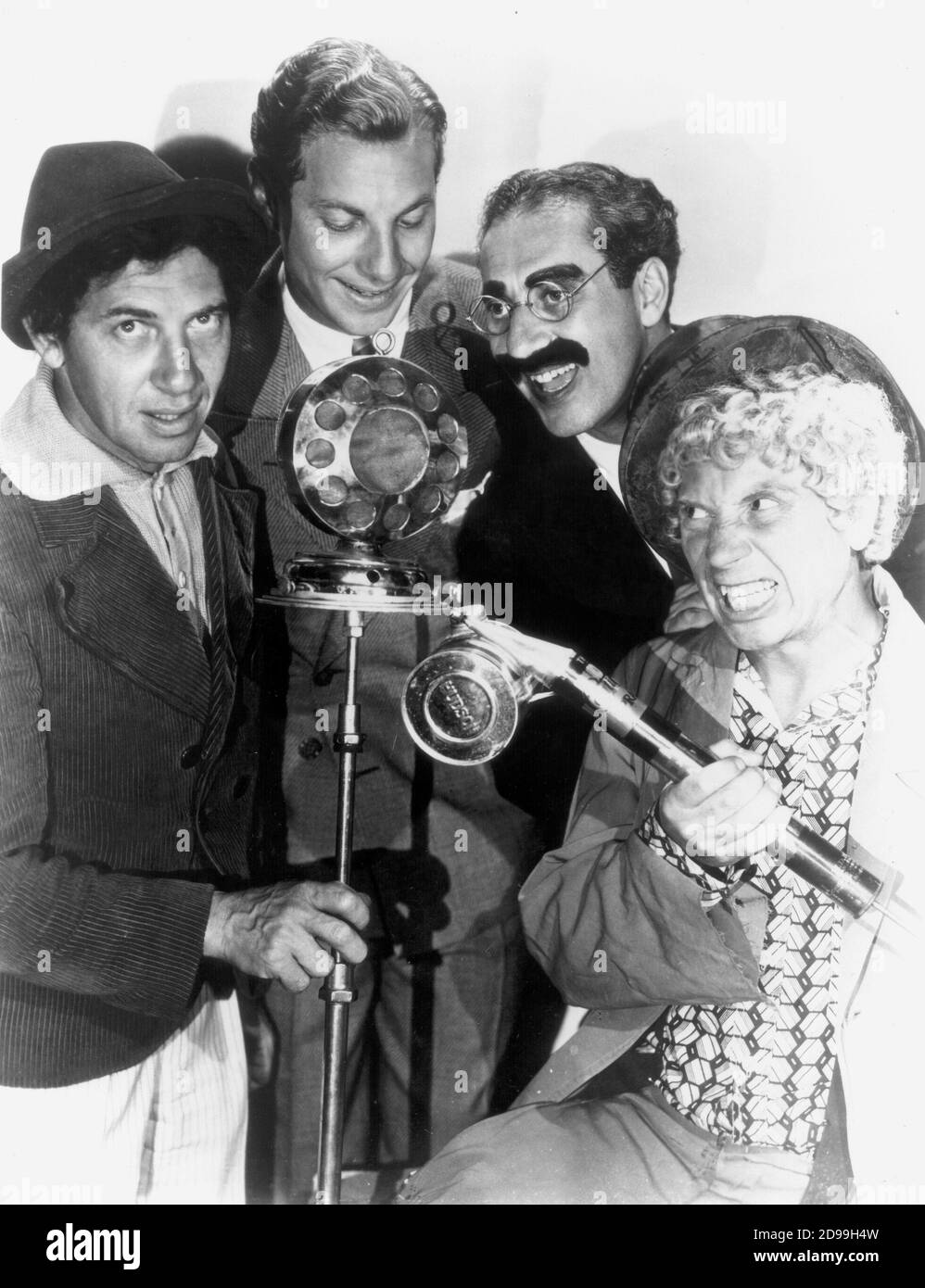 1930 , USA : les FRÈRES MARX : Harpo ( 1893 - 1964 ) , Chico ( 1891 - 1961 ) , Zeppo ( 1901 - 1979 ) et Groucho ( 1895 - 1977 ) , pubblicity toujours pour les premiers PAPILLOTES de Victor Heerman . - microfono - microphone --- Archivio GBB Banque D'Images