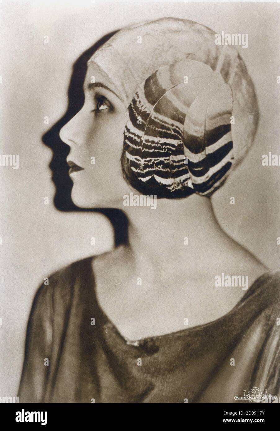 1920's, USA : The Silent Screen l'actrice mexicaine DOLORES DEL RIO ( Born Dolores Asunsolo , 1905 - 1983 ) - CHAPEAU - CAPPELLO - PIUME - PLUMES - PIUMA - PLUMES - MODE - MODA - ANNI VENTI - vio's - '20 -- ArchiGBB Banque D'Images