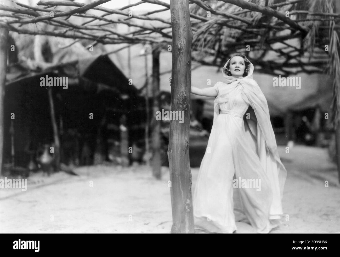 1936 , USA : la célèbre actrice MARLENE DIETRICH , pubblicity encore pour le film LE JARDIN D'ALLAH ( il giordino dell'oblio ) par Richard Boleslavski . - DESERTO - DÉSERT - VENTO - VENT - CINÉMA - FILM - DIVA ---- ARCHIVIO GBB Banque D'Images