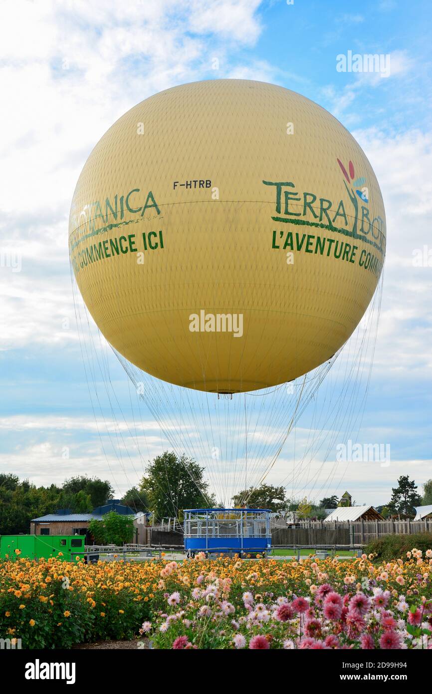 TERRA BOTANICA, ANGERS, FRANCE - 24 SEPTEMBRE 2017 : Grand ballon dans un parc pour les visiteurs Banque D'Images
