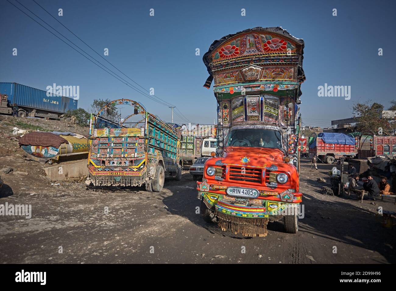 Rawalpindi, Pakistan, décembre 2008. L'un des camions de transport au décor typique du pays attendant dans le parking à charger. Banque D'Images