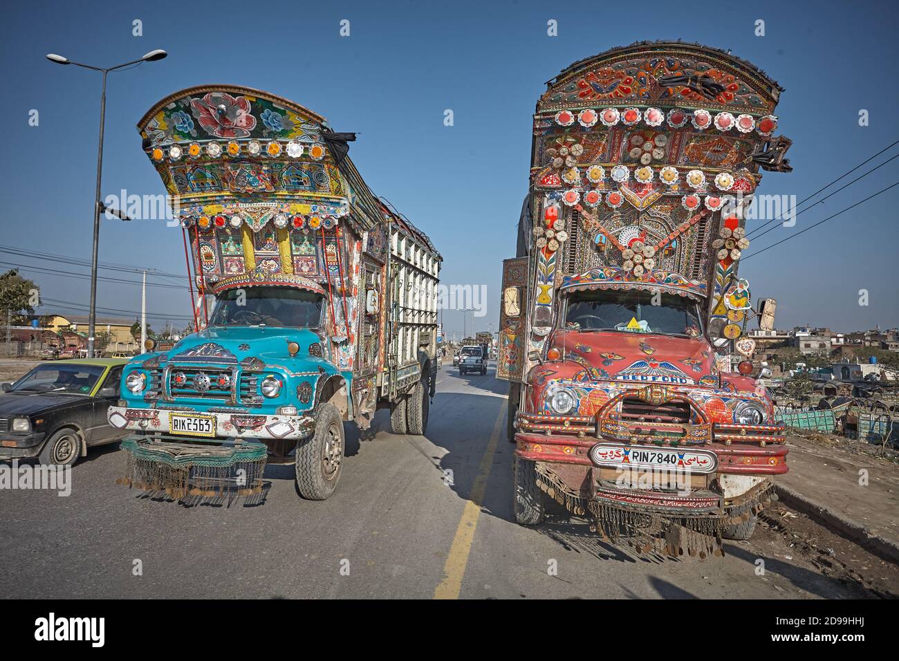 Rawalpindi, Pakistan, décembre 2008. Camions de transport décorés typiques du pays sur l'une des routes bondées. Banque D'Images