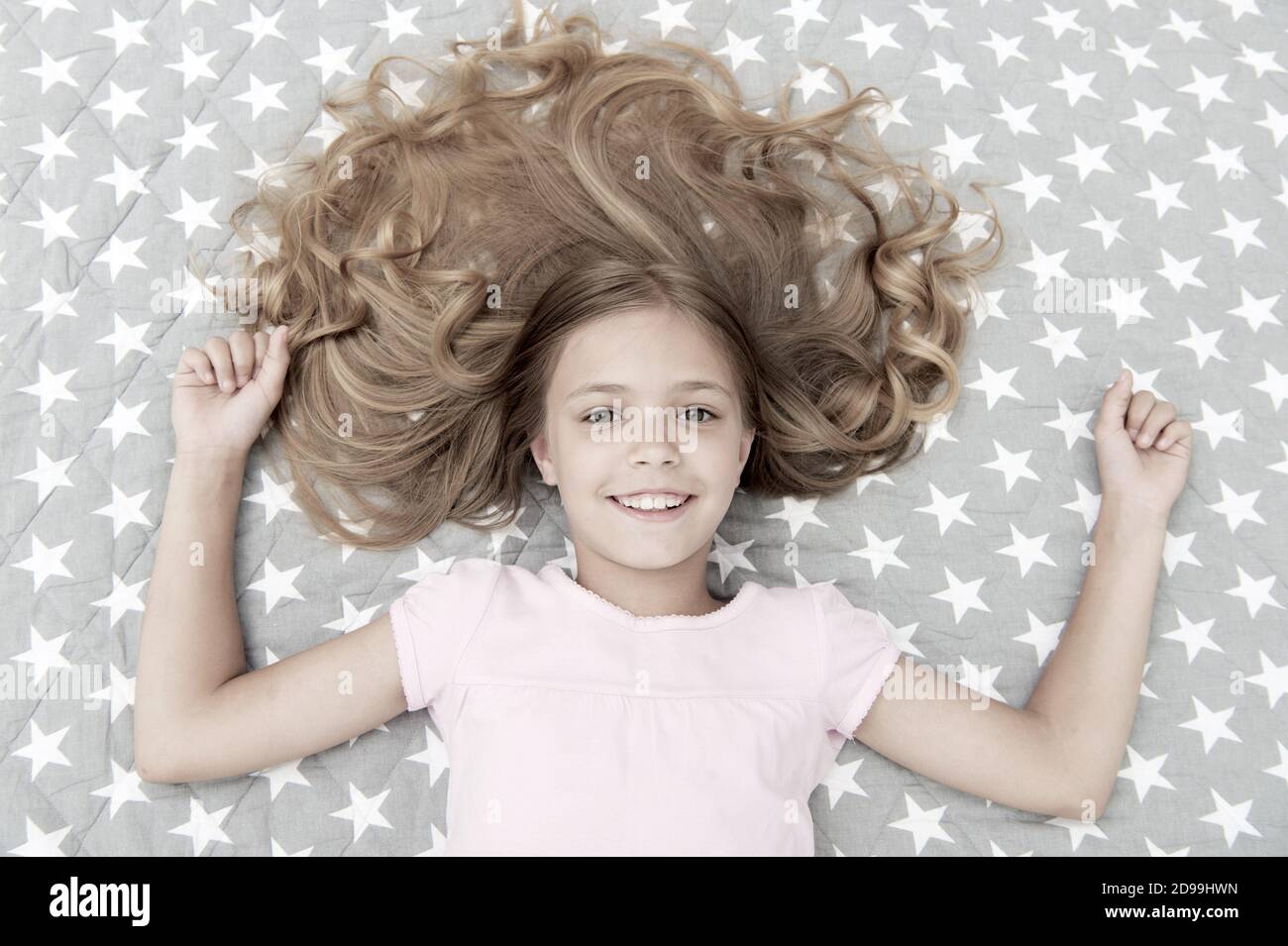 Traiter Des Boucles Naturelles Et De Soins Petite Fille Avec De Longs Cheveux Boucles Jeter Sur Double Vue D En Haut Coiffure Curly Ideal De L Enfant A L Air Mignon Masque Revitalisant Bio Garder