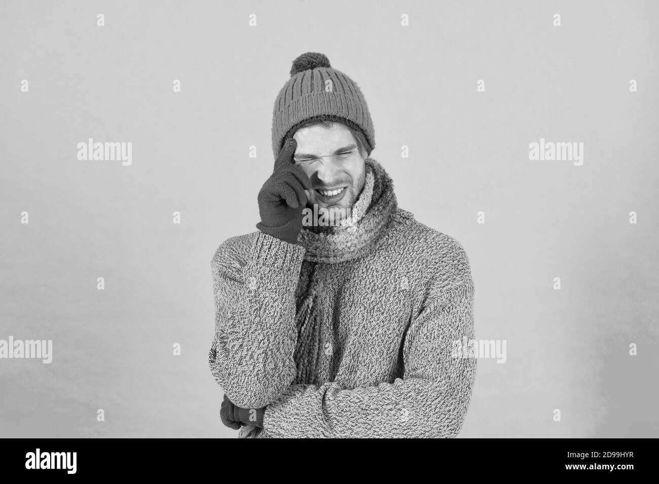 Restez au chaud. En mode décontracté homme froncement de l'usure. Beau gars avec look d'hiver. Jeune homme style et la mode. Les tendances de la mode pour temps froid. Ambiance chaleureuse et confortable accessoires de mode. Banque D'Images Restez au chaud. En mode décontracté homme froncement de l'usure. Beau gars avec look d'hiver. Jeune homme style et la mode. Les tendances de la mode pour temps froid. Ambiance chaleureuse et confortable accessoires de mode. Banque D'Images