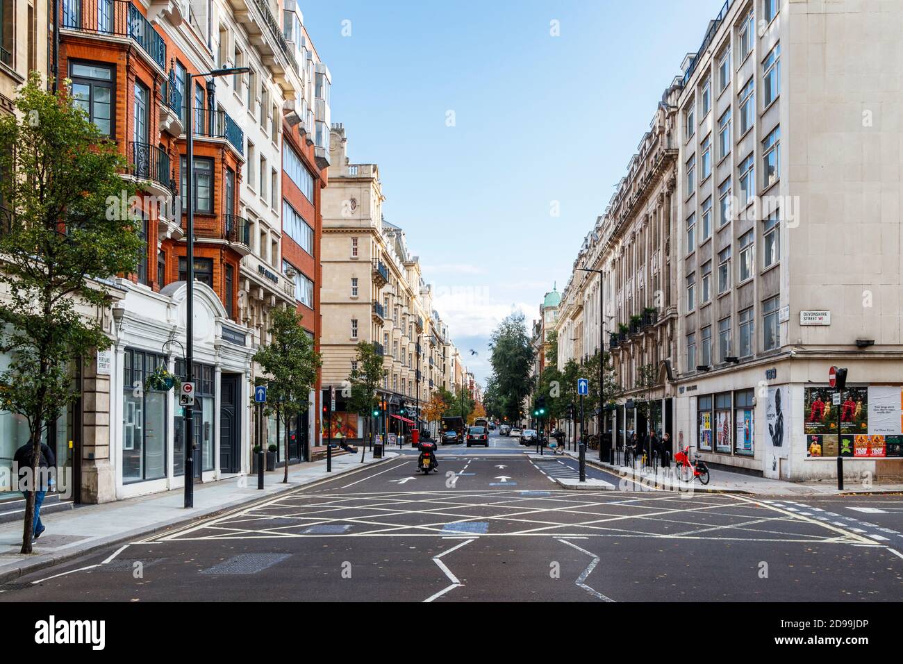 Une vue sur Great Portland Street à la jonction avec Devonshire Street à Marylebone, exceptionnellement calme pendant la pandémie du coronavirus, Londres, Royaume-Uni Banque D'Images