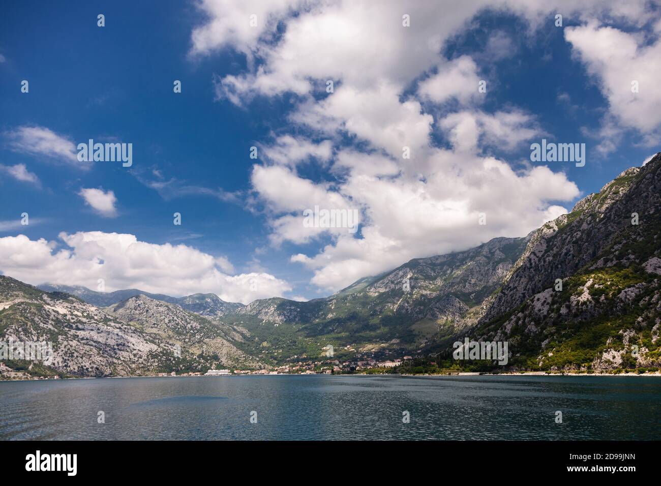 Vue sur la baie de Kotor, Monténégro. Été, de beaux nuages Banque D'Images