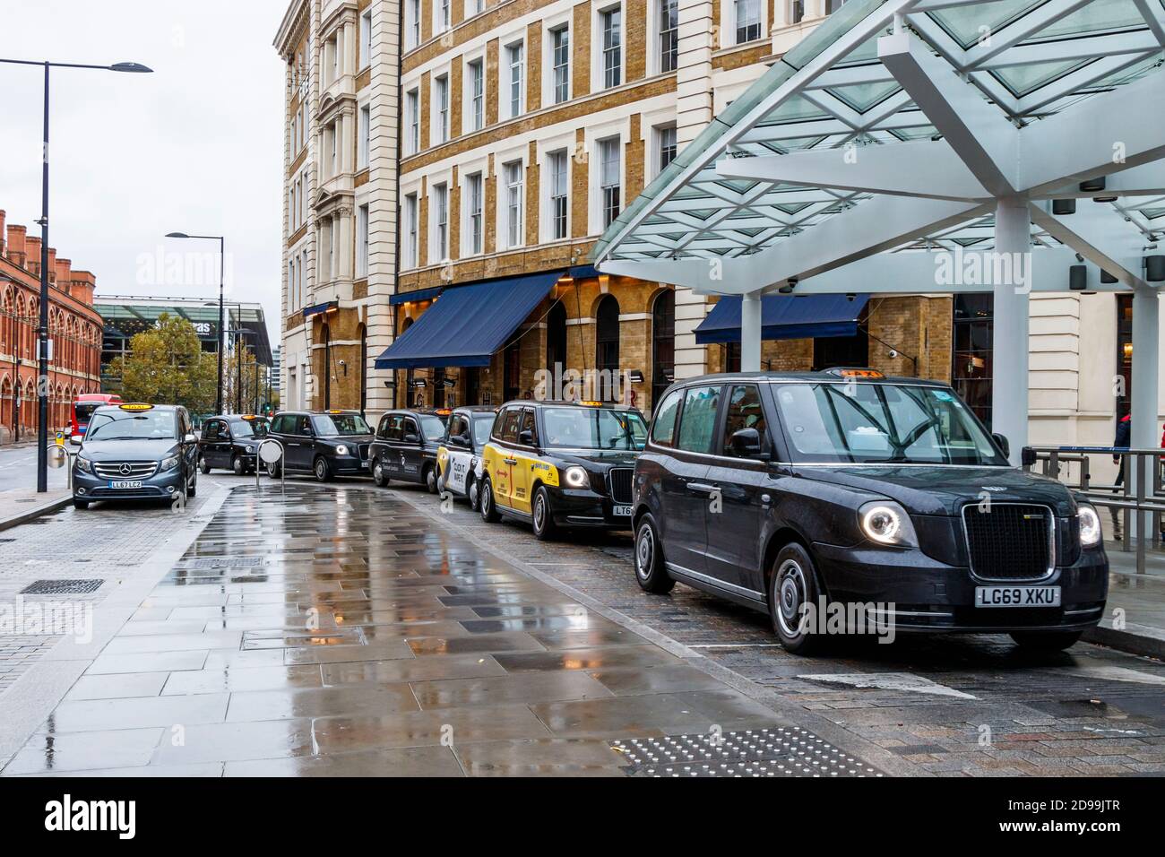Une ligne de taxis devant le Great Northern Hotel à la gare de King's Cross, Londres, Royaume-Uni Banque D'Images
