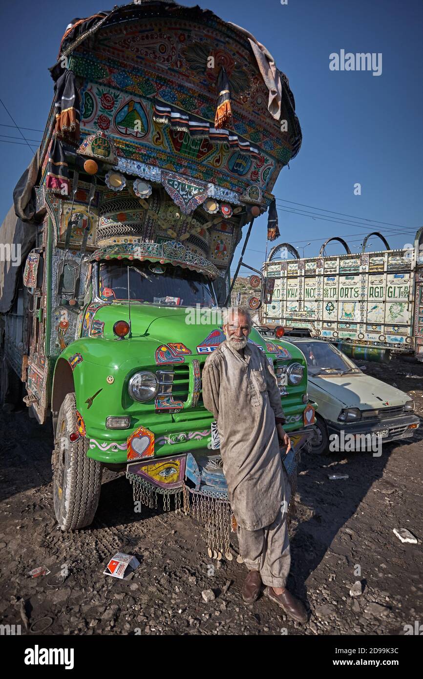 Rawalpindi, Pakistan, décembre 2008. Le propriétaire d'un camion de transport décoré typique du pays attendant la charge dans un parking. Banque D'Images