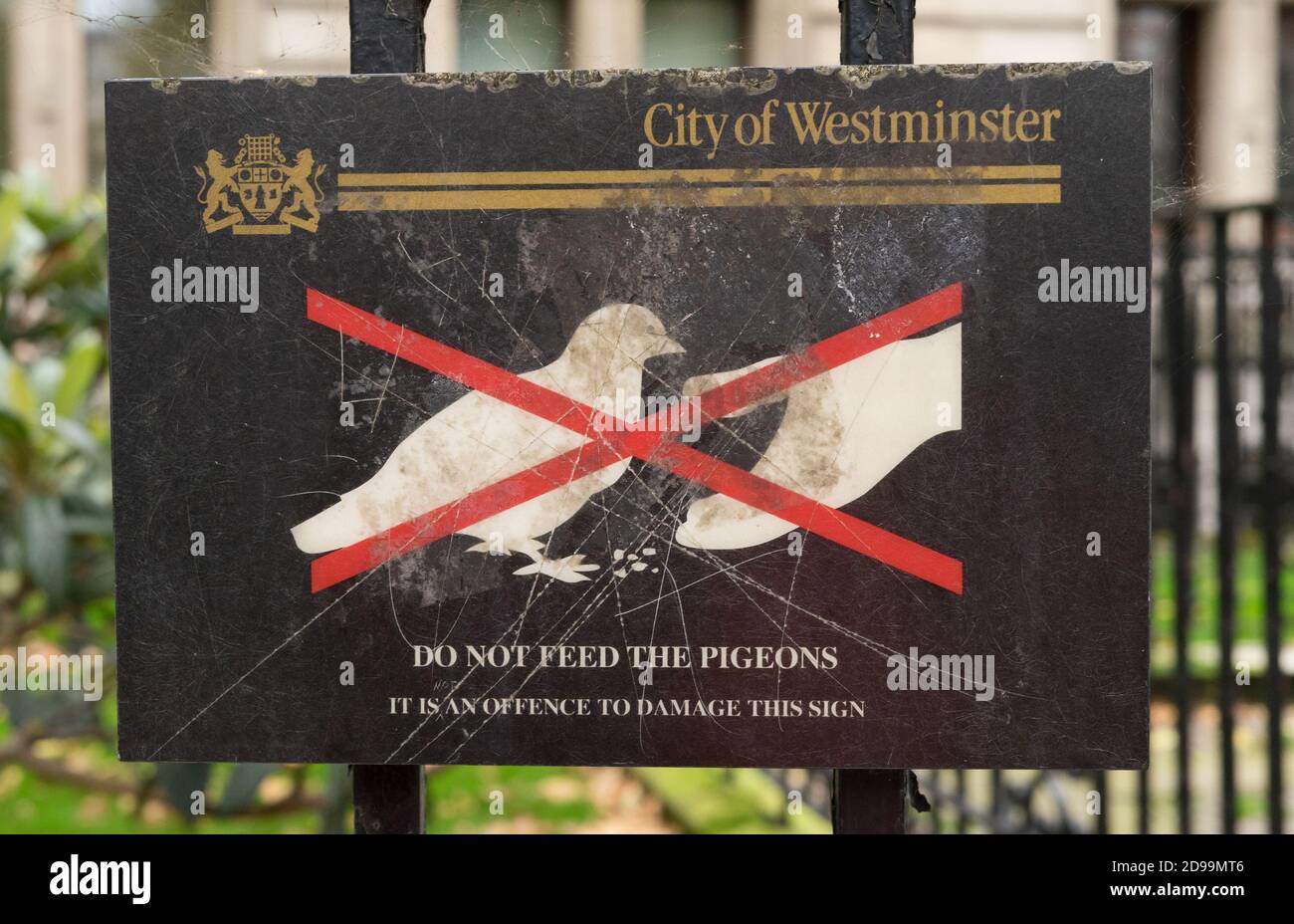 Ne pas insérer le signe de pigeons sur une clôture métallique. Londres Banque D'Images