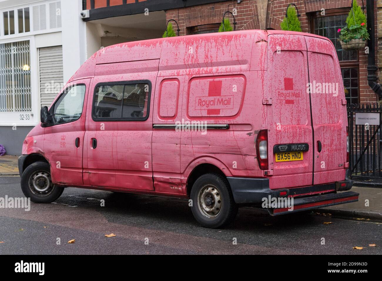 Vieux camion de livraison Royal Mail garé sous la pluie. Londres Banque D'Images